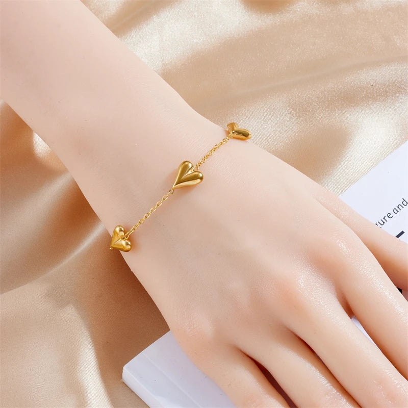 Veloura Vintage Golden Heart Bracelet