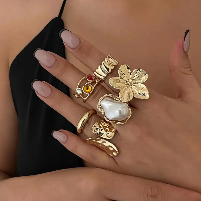 Veloura Fleur Ring – Gold-Tone Flower Crystal & Imitation Pearl Design