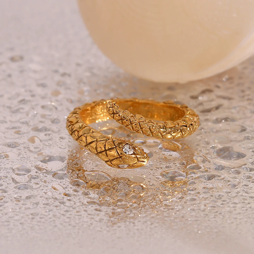 Veloura Serpent Eye Ring – Gold-Plated Stainless Steel & Crystal Design