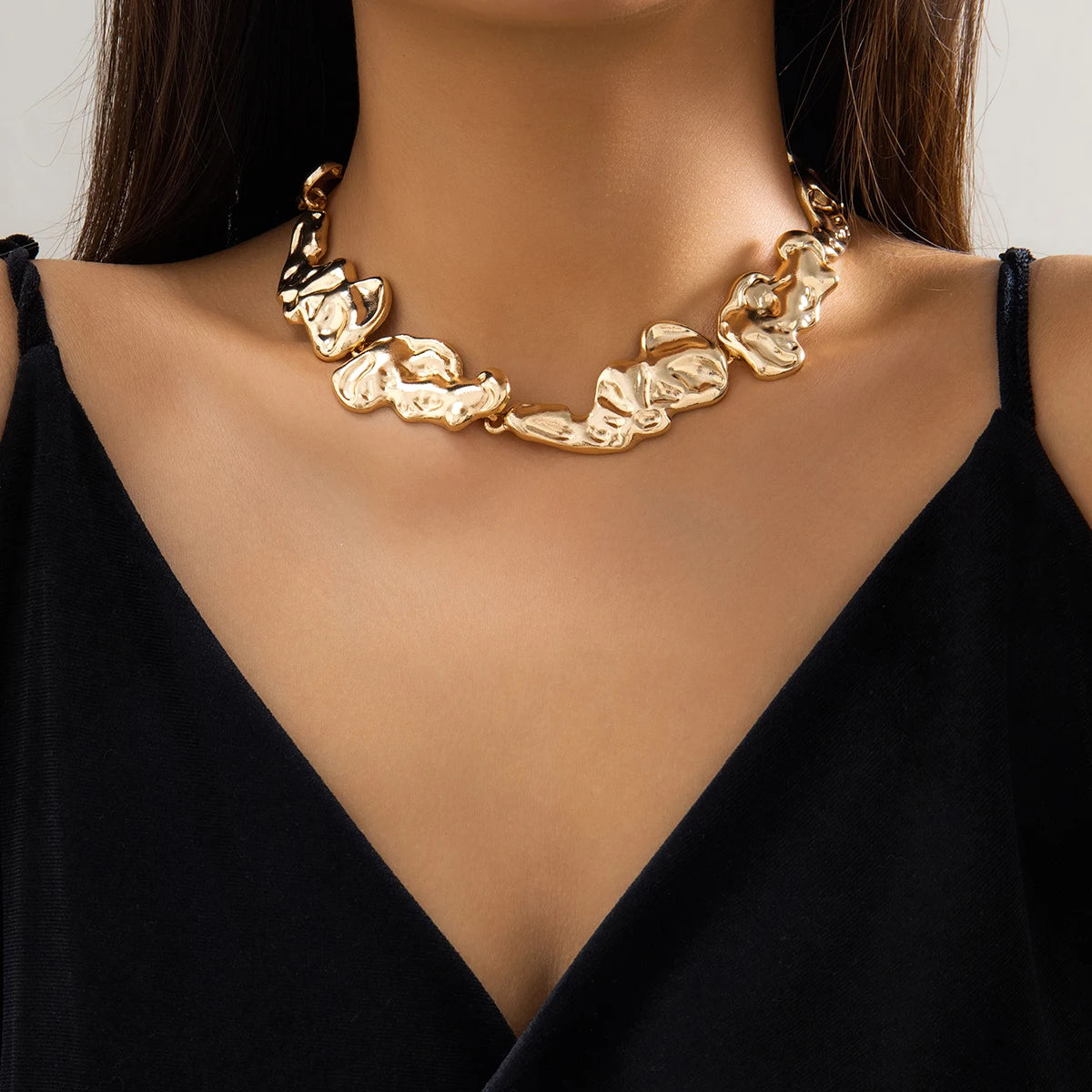 Veloura Valiant Choker – Exaggerated Irregular Thick Collar Design