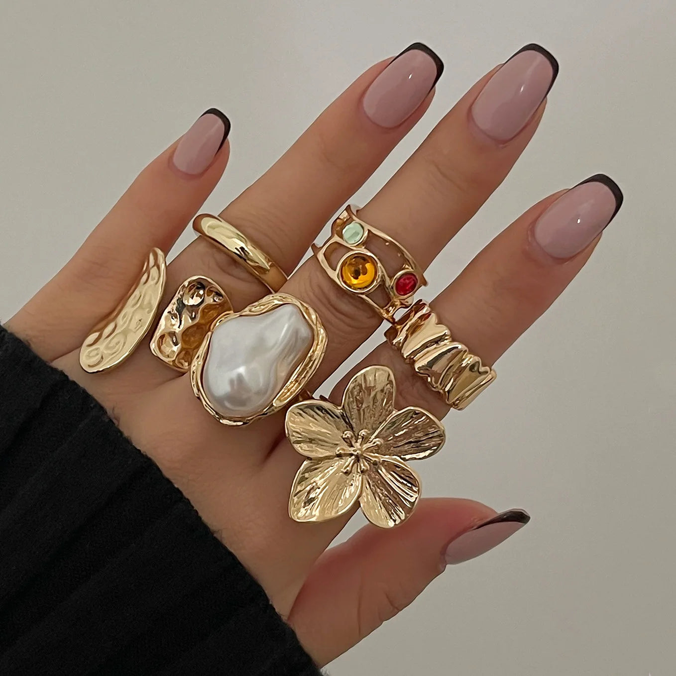 Veloura Fleur Ring – Gold-Tone Flower Crystal & Imitation Pearl Design