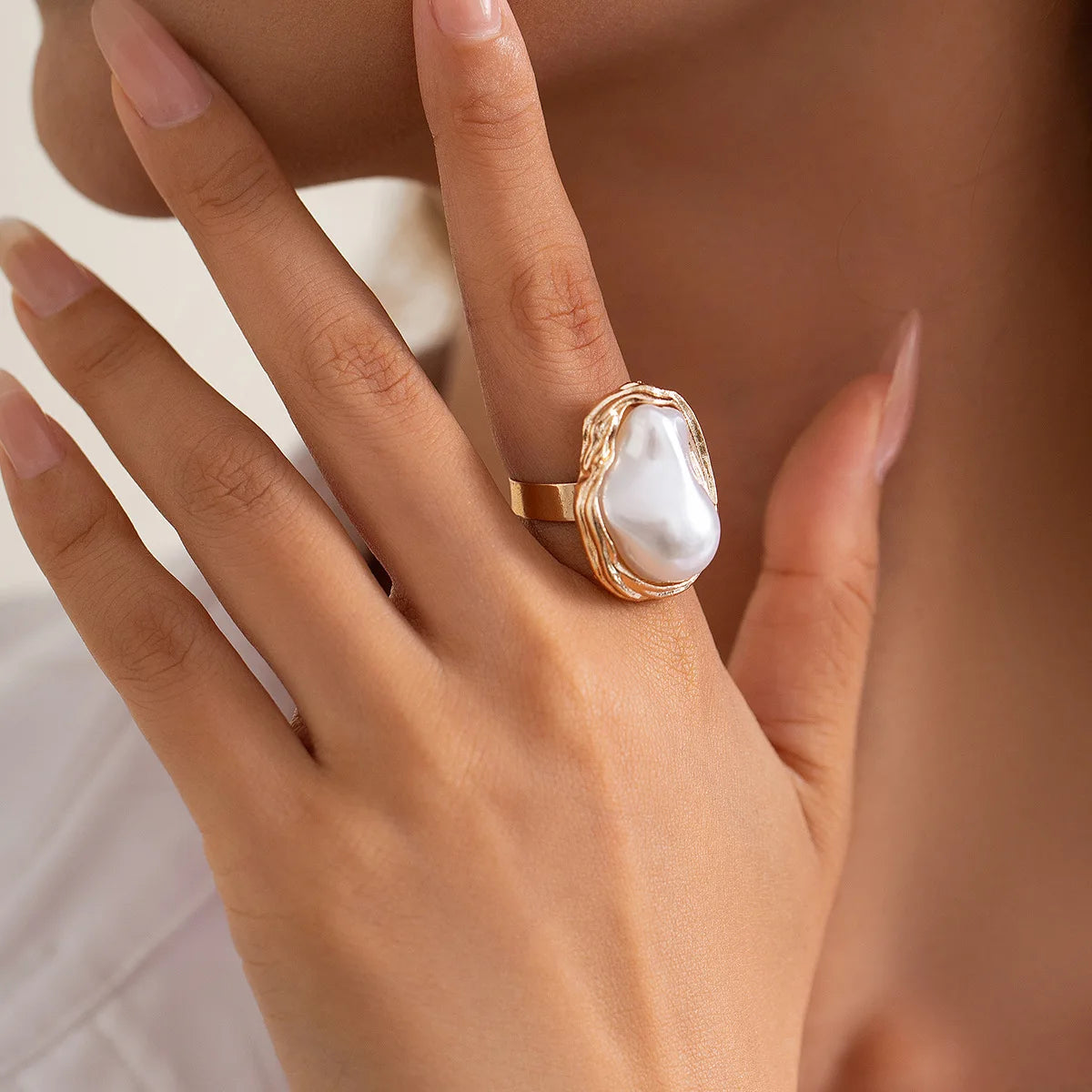 Veloura Fleur Ring – Gold-Tone Flower Crystal & Imitation Pearl Design